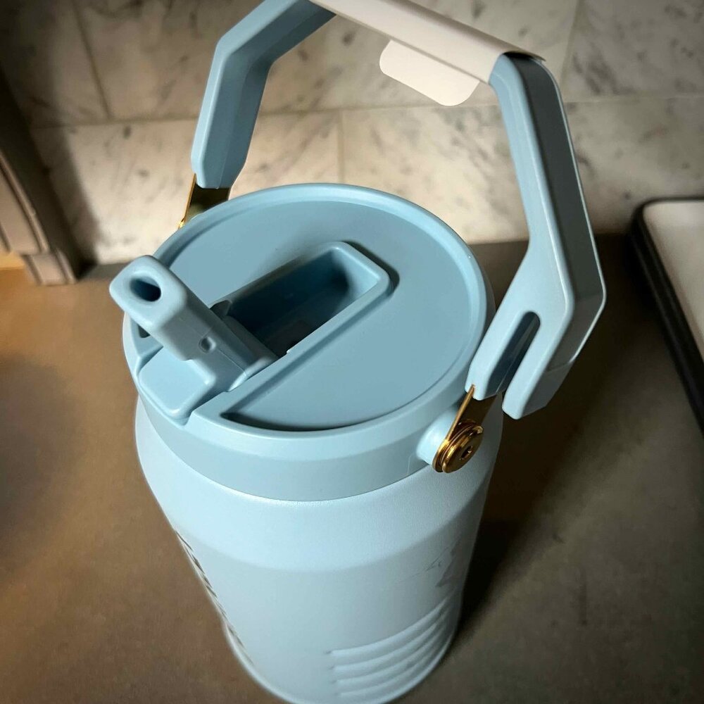 Messi x Stanley 1913 IceFlow Flip Straw Jug 64 Oz. Ice Flow Blue - Picture 5 of 6